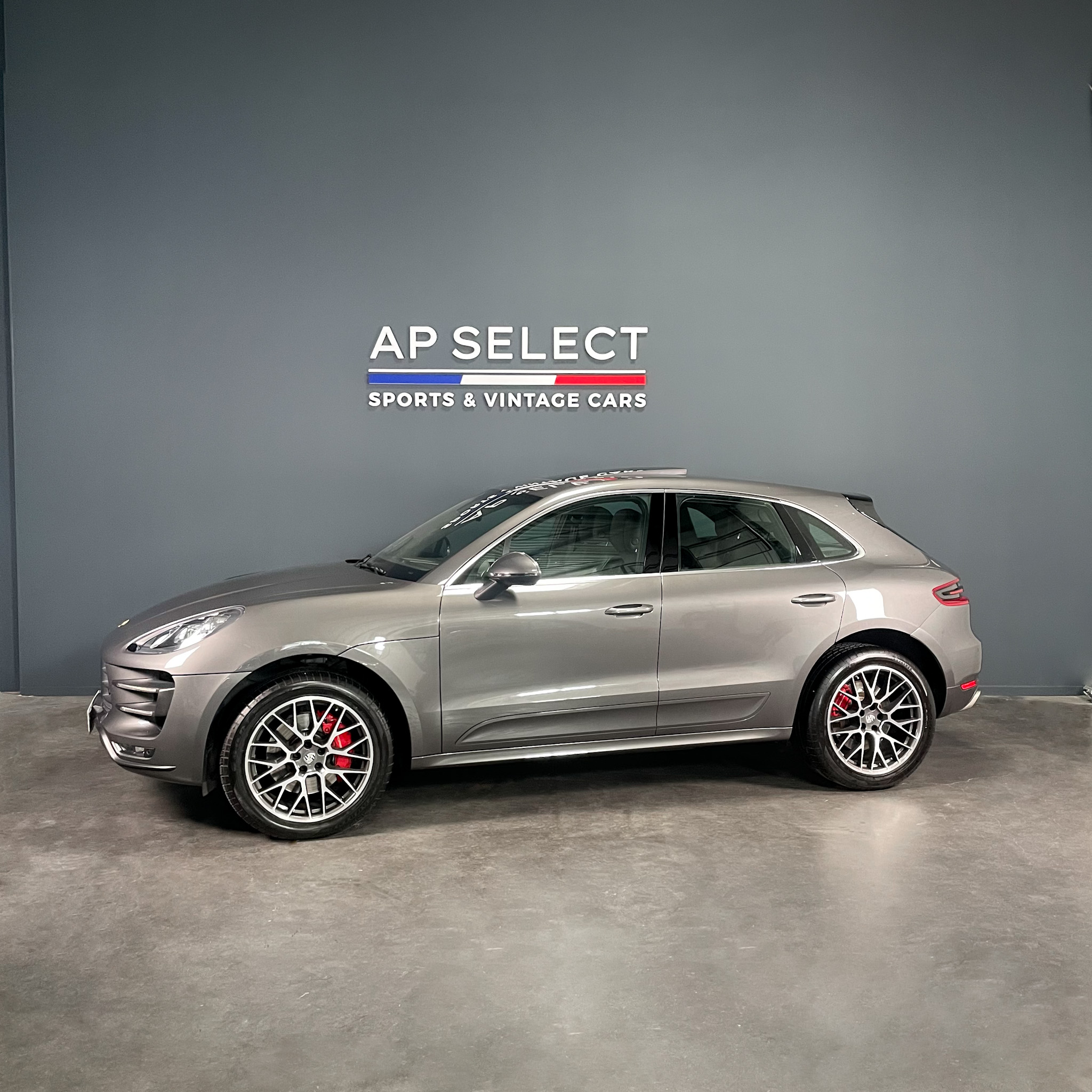 Photographie d'une Porsche Macan Turbo vue de trois quarts face dans les locaux d'AP SELECT